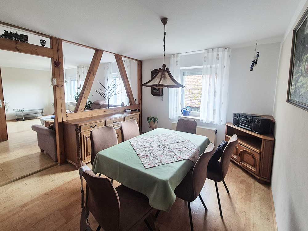 Esszimmer-mit-direktem-Zugang-zum-Wohnzimmer-im-DG-vom-EFH-in-Öschelbronn
